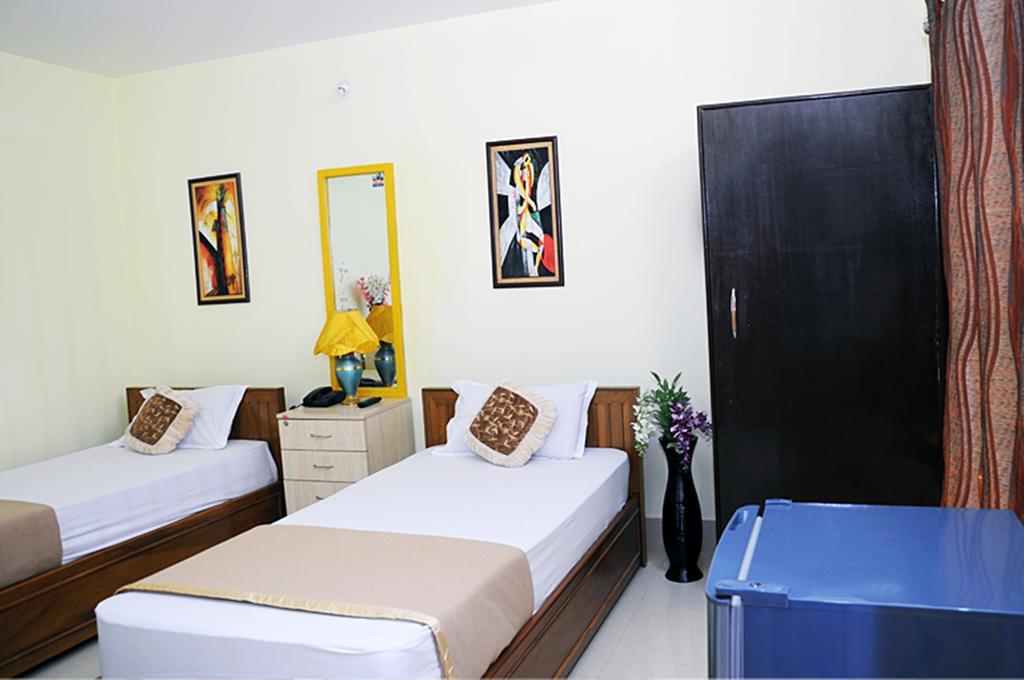 Hotel Pine Yard Tezpur Quarto foto